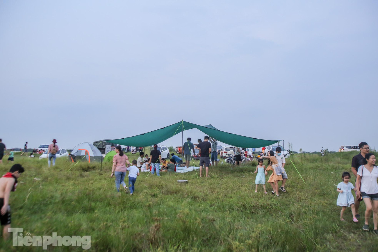 Một khu vực với chiếc lều lớn tập trung khá đông người.