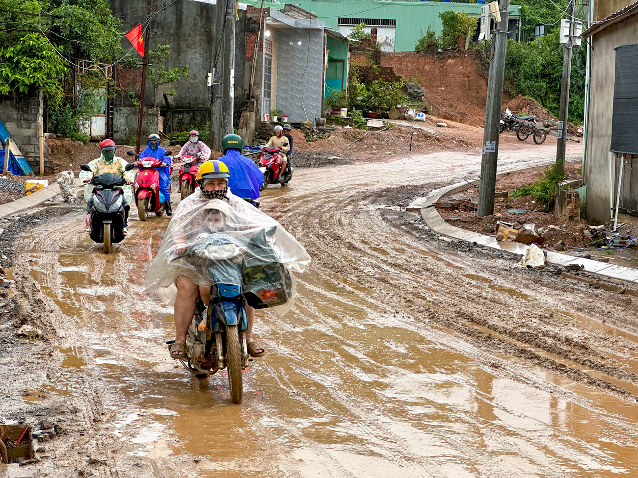 Tuyến đường lầy lội khiến người dân di chuyển khó khăn.