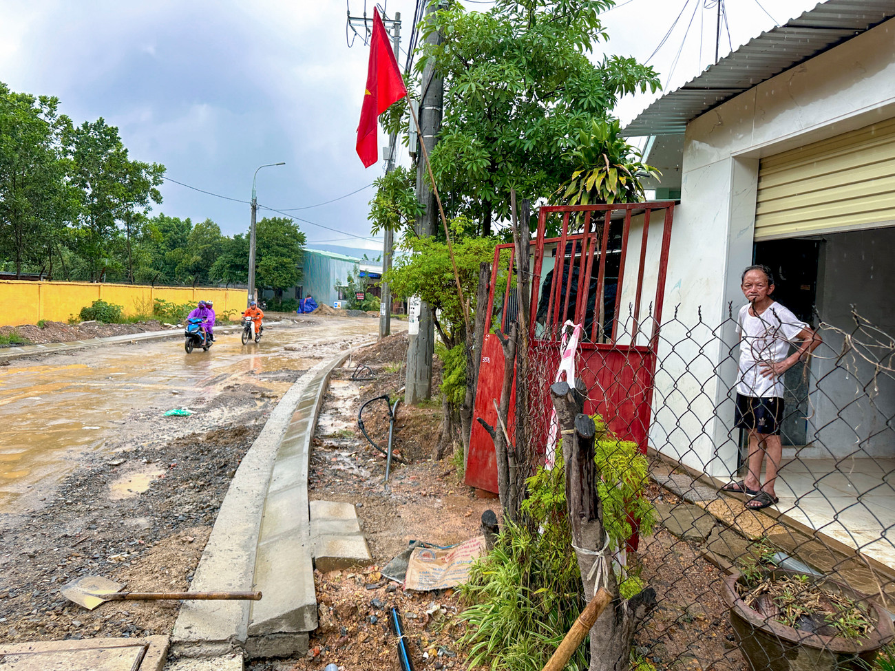 Người dân sống trên tuyến đường mong mỏi sớm thoát khỏi cảnh “nắng bụi, mưa bùn”, mong tuyến đường sớm hoàn thành để ổn định cuộc sống.