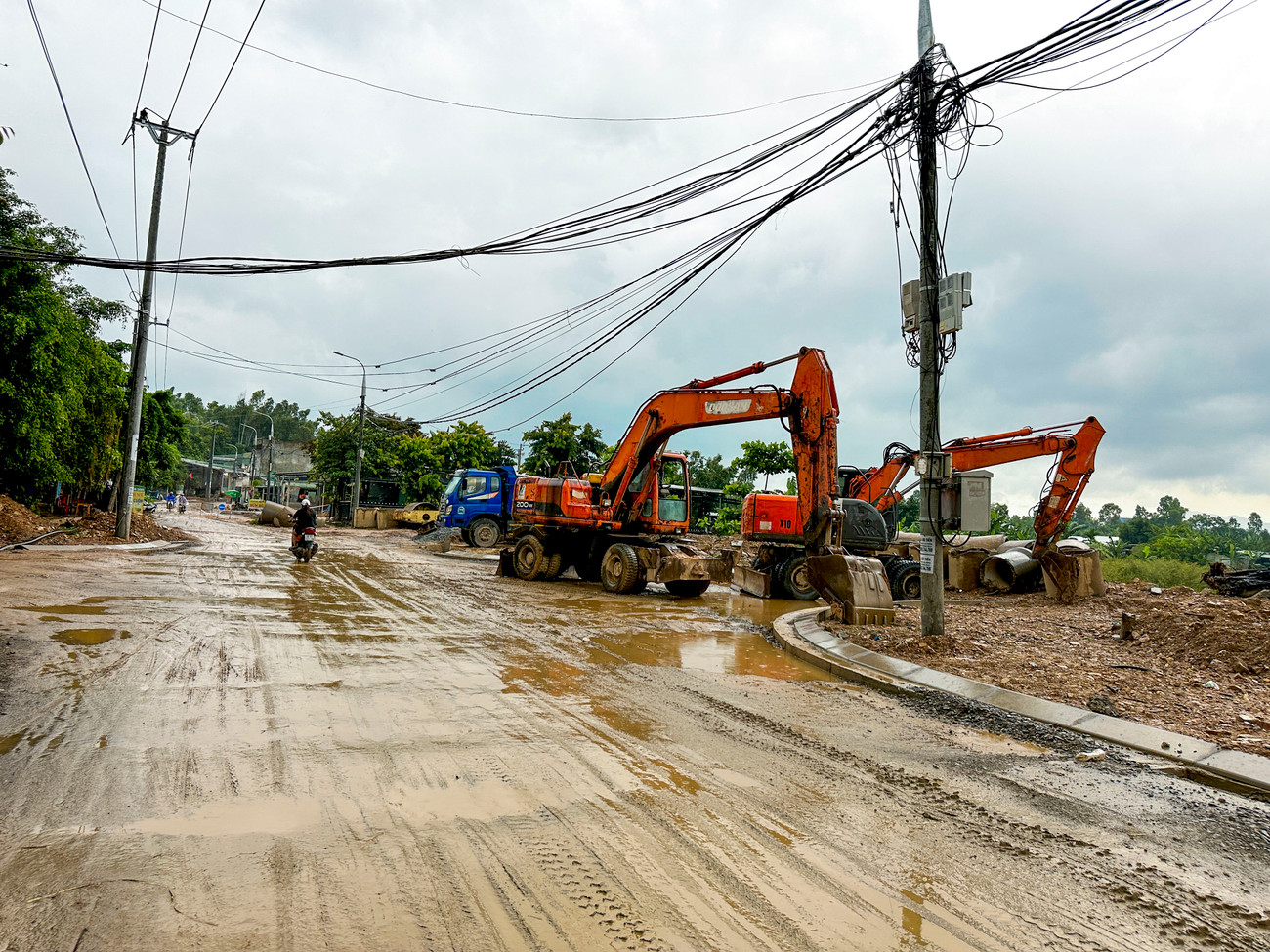 Theo đại diện đơn vị thi công cho biết, công trình chậm tiến độ do vướng mắc trong công tác giải phóng mặt bằng, hiện còn vướng 2 hồ sơ tại tuyến số 1 (đoạn từ Trường mầm non Khánh Sơn đến Tiểu đoàn 743, Lữ đoàn 683). Theo kế hoạch, nhà thầu sẽ tiến hành trải nhựa mặt đường trong tháng 7. Tuy nhiên, để đảm bảo chất lượng thi công, đơn vị phải chờ thời tiết khô ráo, dự kiến có thể triển khai vào cuối tháng 7 hoặc đầu tháng 8. Trước đó, phần vỉa hè sẽ được thi công trước để đảm bảo đồng bộ.