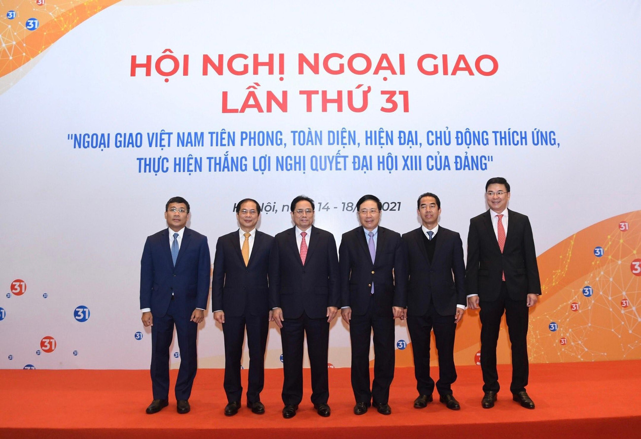 Thủ tướng Phạm Minh Chính cùng Phó Thủ tướng Thường trực Chính phủ Phạm Bình Minh và các lãnh đạo Bộ Ngoại giao. (Ảnh: Như Ý)