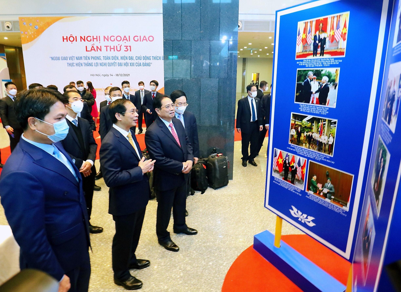 Thủ tướng Phạm Minh Chính cùng các lãnh đạo Bộ Ngoại giao xem những hình ảnh đáng nhớ của ngoại giao Việt Nam. (Ảnh: Như Ý)