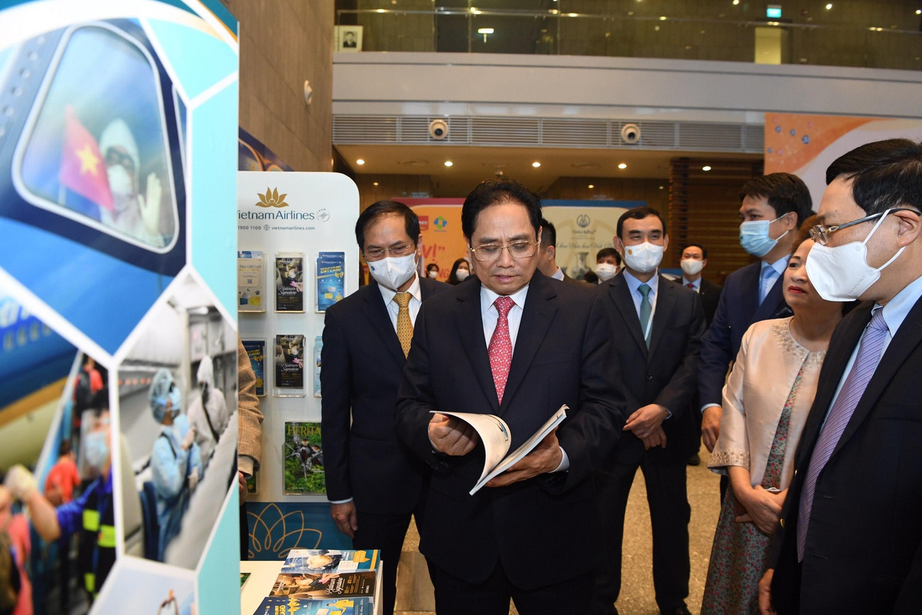 Thủ tướng Phạm Minh Chính xem tài liệu bên lề hội nghị. (Ảnh: Như Ý)