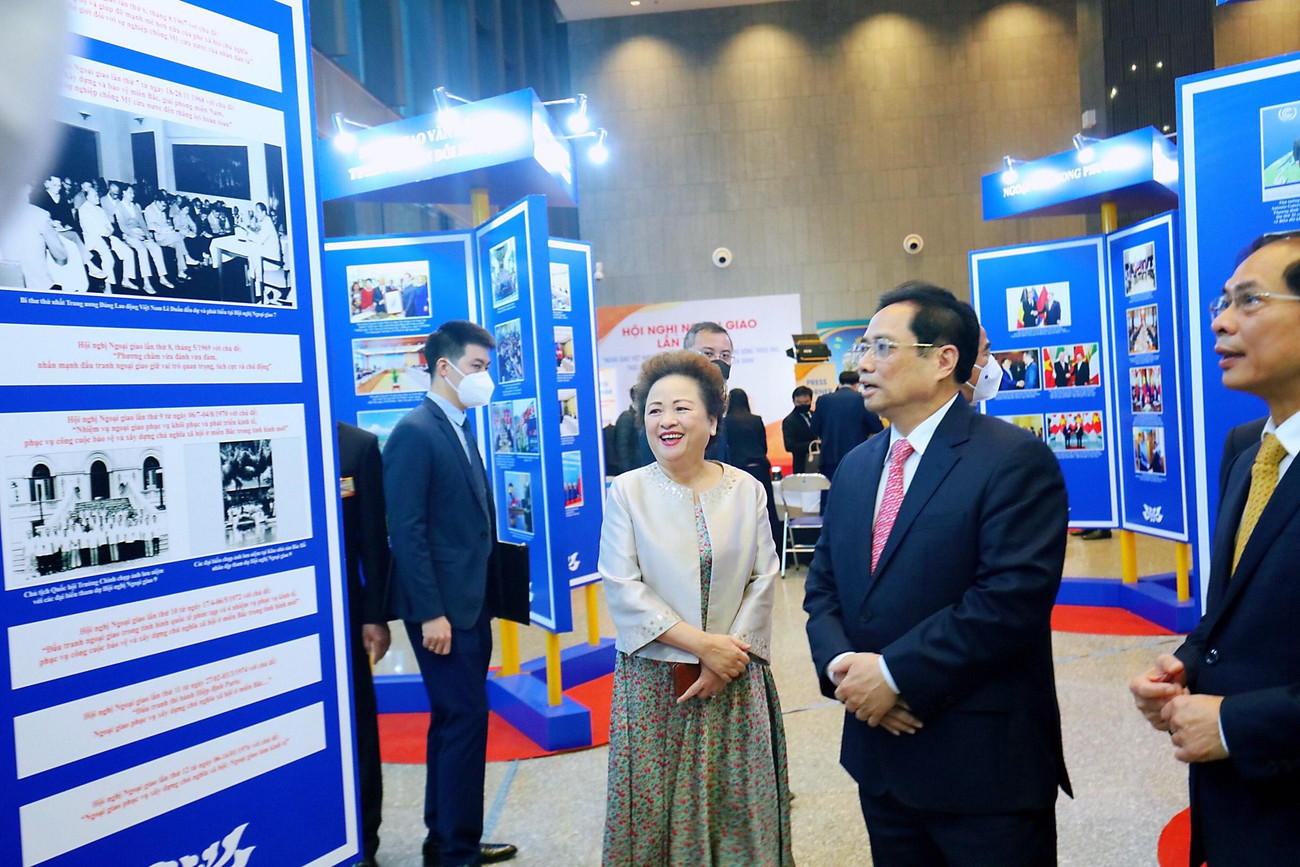 Thủ tướng Phạm Minh Chính xem lại những hình ảnh đi vào lịch sử ngoại giao Việt Nam. (Ảnh: Như Ý)