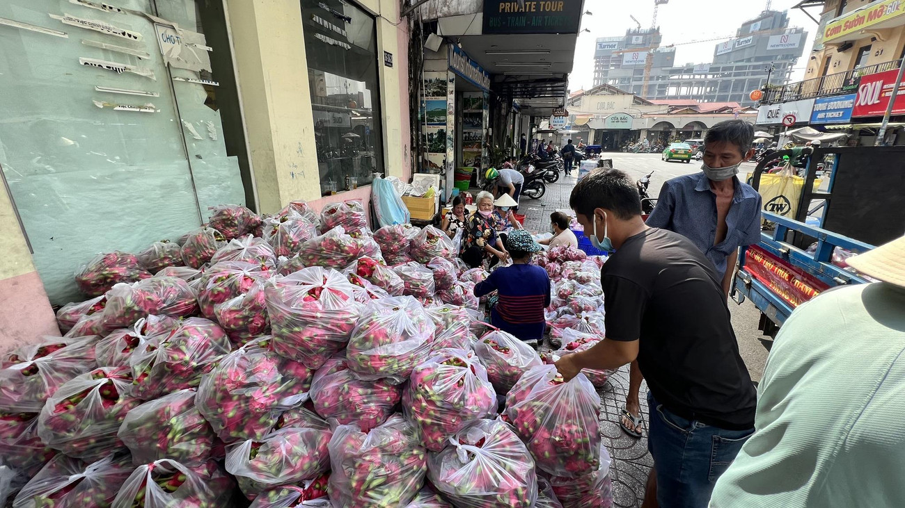 Không chỉ có địa điểm ‘giải cứu’ thanh long của anh Phong, theo ghi nhận thực tế của PV hiện nay ở địa bàn TPHCM có nhiều điểm bán thanh long giúp nông dân với giá dao động từ 5.000 - 10.000 đồng/kg.