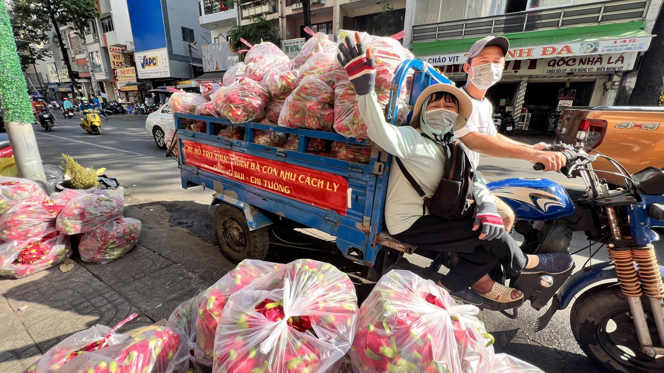 Hiện nay, nhóm của anh Phong sử dụng xe ba gác để giao thanh long cho những người đặt mua ở khu vực gần Quận 5.