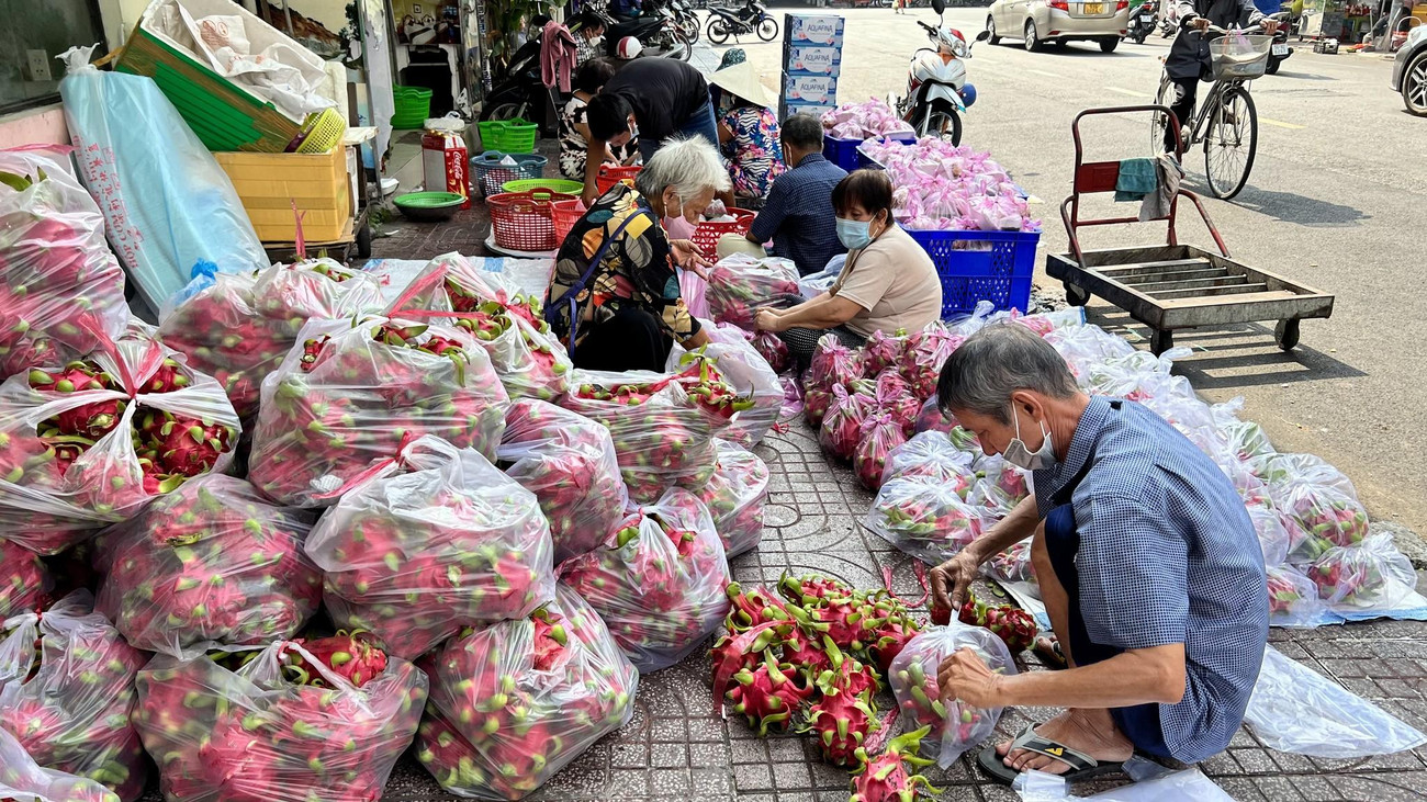 Anh Lê Văn Phong, chủ điểm bán thanh long cho biết: “Tôi có tiệm cơm xã hội hỗ trợ người khó khăn ở Quận 5. Khi hay tin nông sản ùn ứ, nông dân gặp khó khăn, tôi đã về tận các vườn thanh long ở Long An để tìm hiểu và mua thanh long để giúp đỡ bà con. Mấy ngày đầu tôi phát thanh long miễn phí kèm với phần cơm từ thiện, hiện tôi cùng người thân còn bán thanh long với giá không lợi nhuận".