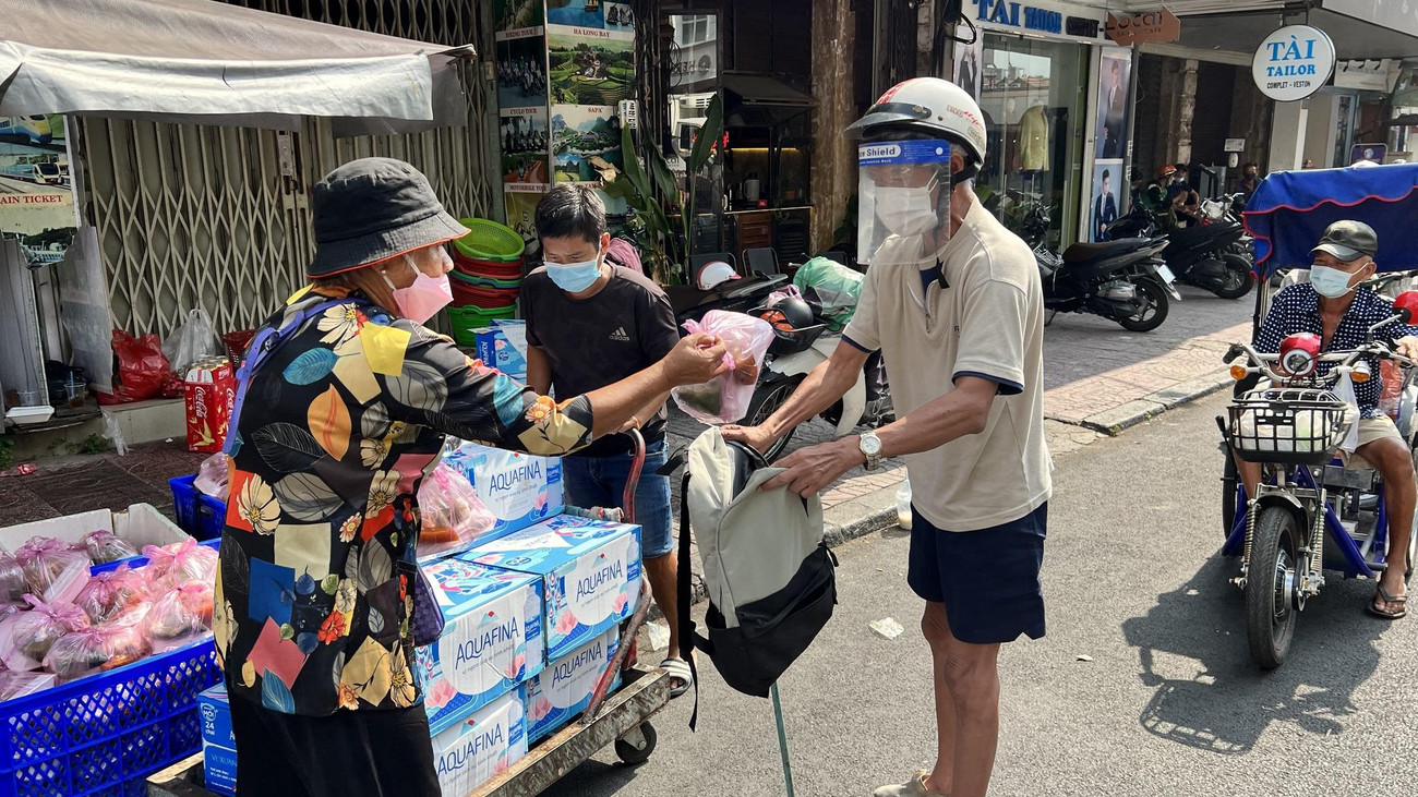 Anh Phong chia sẻ, thanh long được vận chuyển từ Long An về tới đâu thì người dân đặt mua hết bấy nhiêu. Ngoài hàng trăm người xếp hàng mua tại địa điểm đặt bán thì nhiều người đặt mua qua mạng.