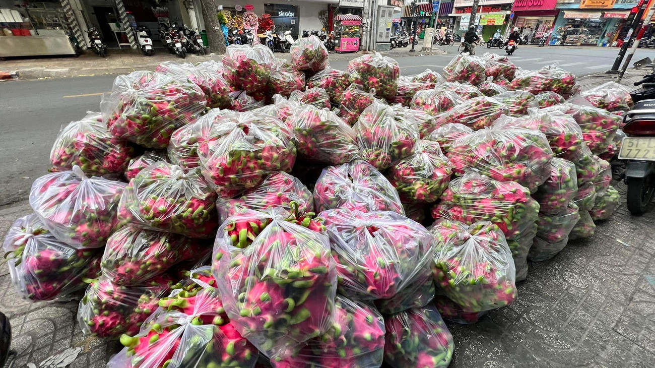 Theo đó, mỗi ký thanh long được bán với giá 5.000 đồng. Mức giá này theo chia sẻ của anh Phong là không có lợi nhuận bởi anh mua giúp nông dân giá 3.000 mỗi ký, cộng thêm tiền xăng xe, công vận chuyển, đóng gói, giao hàng... nên giá 5.000 đồng mỗi ký thậm chí còn phải bù lỗ thêm vào.