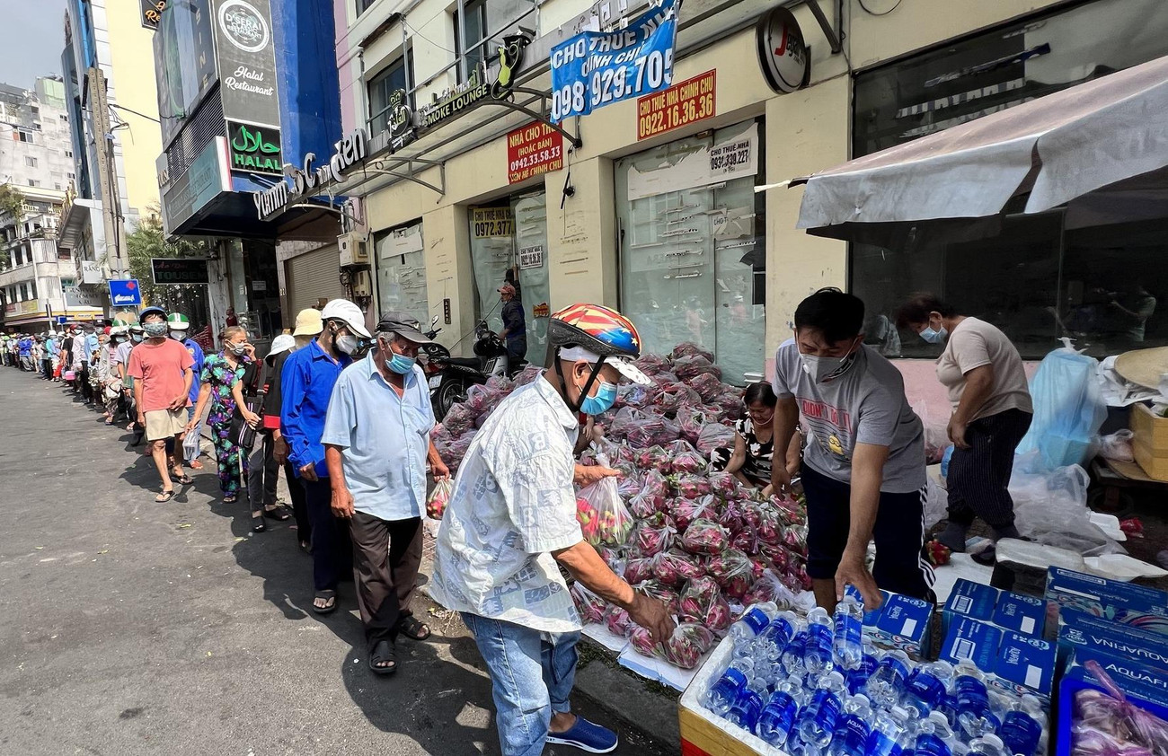 Anh Phong cho biết, chỉ tính riêng điểm bán của anh, những ngày qua đã tiêu thụ hơn 15 tấn thanh long ruột đỏ của nông dân tỉnh Long An.