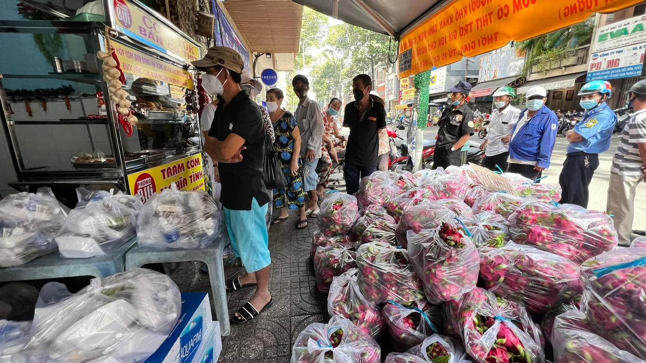 Từ sáng sớm những ngày qua, rất đông người dân đã đến số nhà 175 đường Trần Bình Trọng (Quận 5, TPHCM) để mua thanh long, giúp bà con nông dân ở tỉnh Long An đang gặp khó khăn trong khâu tiêu thụ.