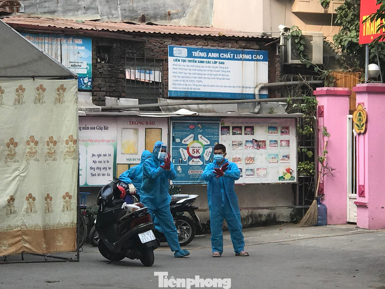 Dù vất vả, khó khăn và nguy hiểm, nhiều nhân viên y tế và lực lượng tham gia hỗ trợ phòng, chống dịch vẫn tỏ ra lạc quan, vui vẻ. Trong ảnh là lực lượng hỗ trợ điểm thu dung điều trị cách ly F0 thể nhẹ đặt ở trường mầm non phường Giáp Bát nhảy múa vui vẻ với nhau. Ảnh: Trường Phong