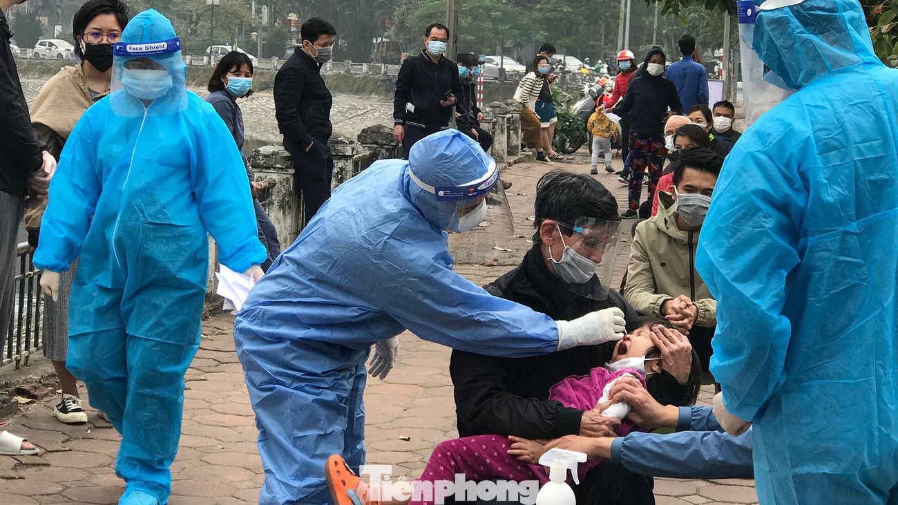 Nhân viên Trạm y tế phường Ô Chợ Dừa lấy mẫu xét nghiệm cho các trường hợp liên quan COVID-19 trên địa bàn. Ảnh: Trường Phong