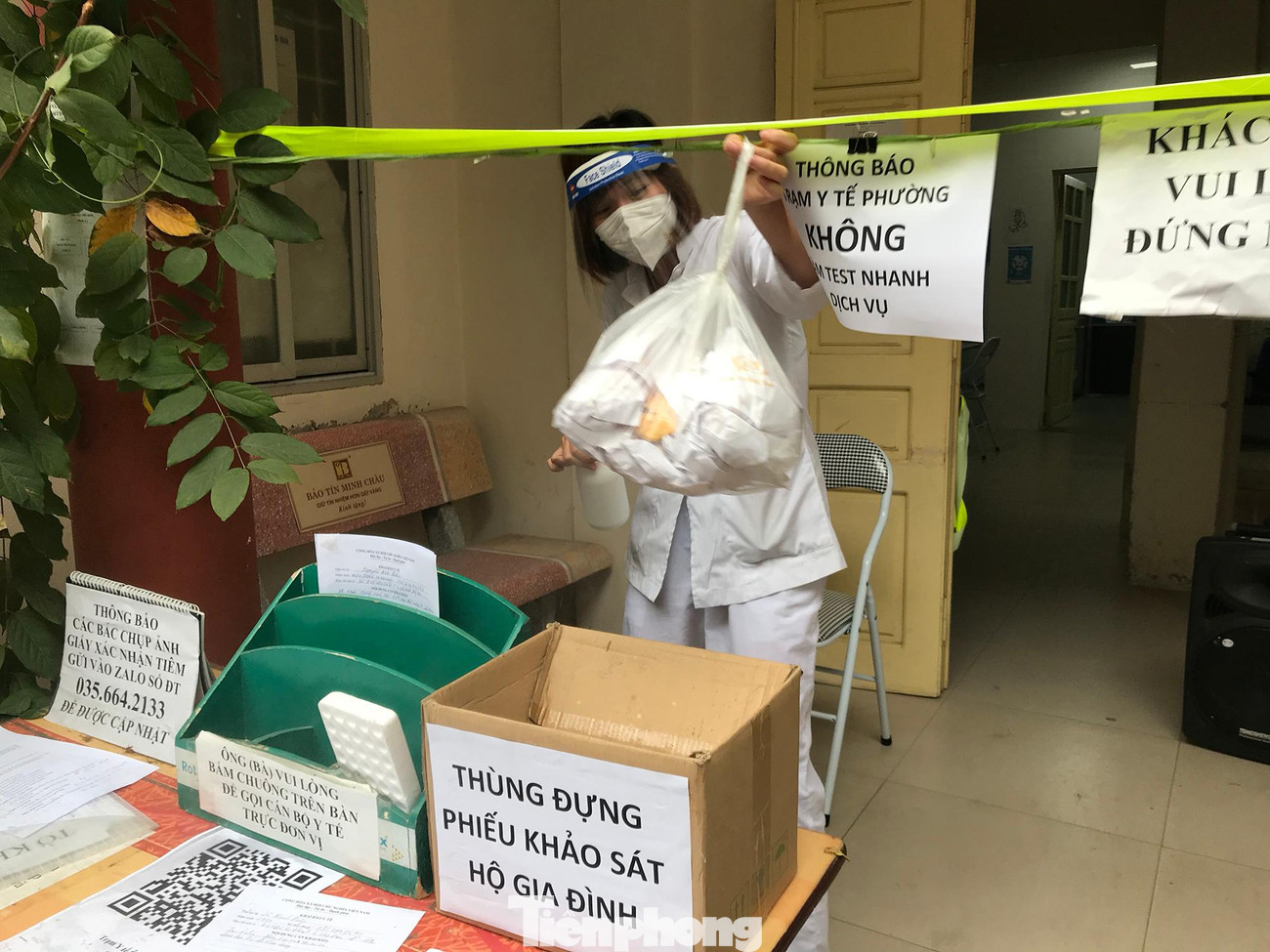 Bữa trưa bánh mỳ của nhân viên Trạm y tế phường Ô Chợ Dừa. Ảnh: Trường Phong