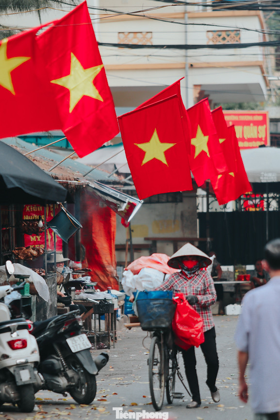 Phố phường Hà Nội rực rỡ cờ đỏ mừng ngày 30/4 ảnh 14