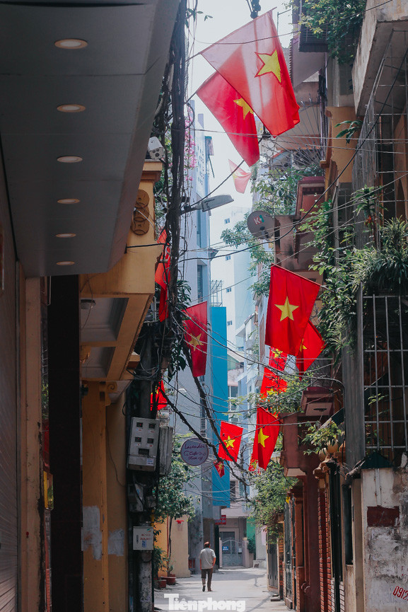 Phố phường Hà Nội rực rỡ cờ đỏ mừng ngày 30/4 ảnh 10