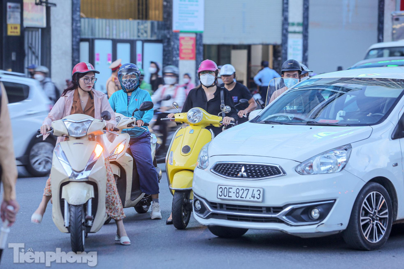 "Sau khi phân làn tôi thấy càng nguy hiểm, giờ tan tầm nhiều lúc sang đường không dám sang vì quá nhiều ô tô, phải đi lên tít nút giao hầm chui Thanh Xuân mới dám quay đầu", chị Hạnh (Thanh Xuân, Hà Nội) chia sẻ.