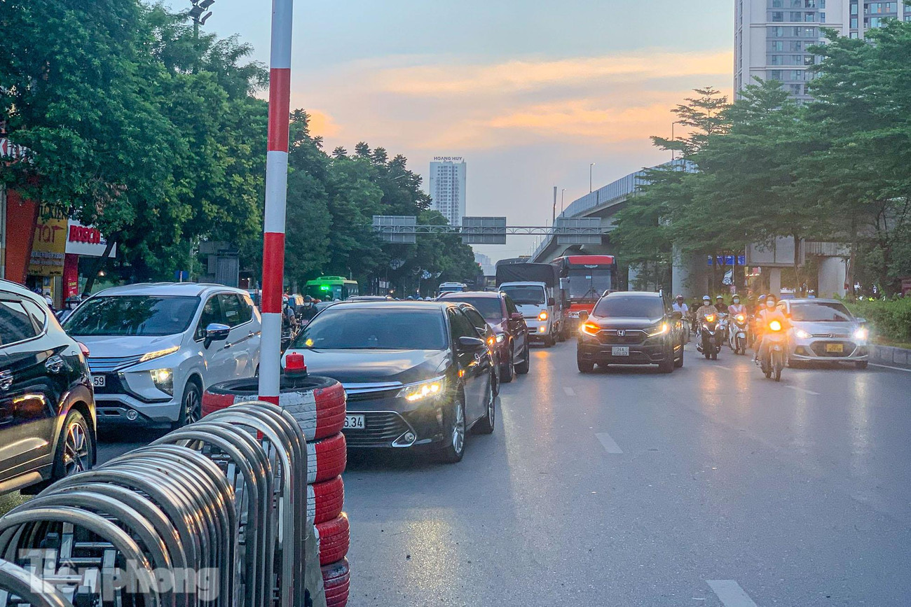 Phương tiện ô tô chuyển làn tại nút giao Ngã Tư Sở khiến khu vực ùn ứ.