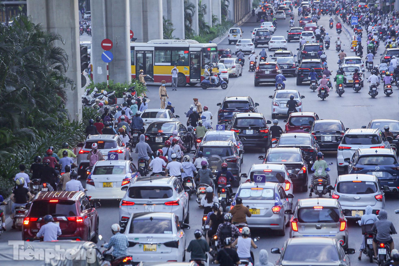 Giao thông ùn ứ tại các nút giao, điểm quay đầu xe.