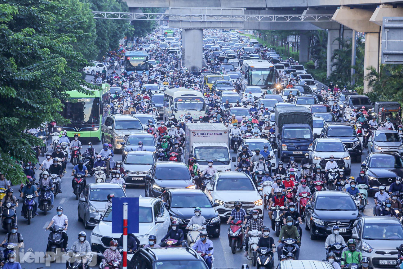 Đường Nguyễn Trãi là trục đường hướng tâm có mật độ ô tô, xe máy rất đông vào những giờ cao điểm, lại có nhiều đường giao cắt nên xảy ra tình trạng ùn tắc vào giờ cao điểm.