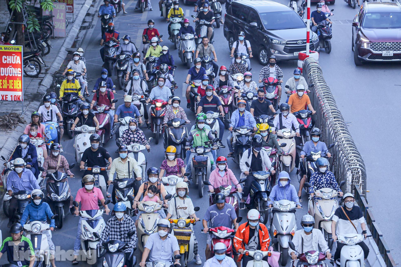 Sau khoảng 4 ngày thí điểm, nhiều phương tiện đã chấp hành quy định tổ chức giao thông trên tuyến đường này. Tuy nhiên vẫn xuất hiện nhiều phương tiện xe máy đi 'nhầm' vào làn dành cho ô tô vẫn xảy ra.