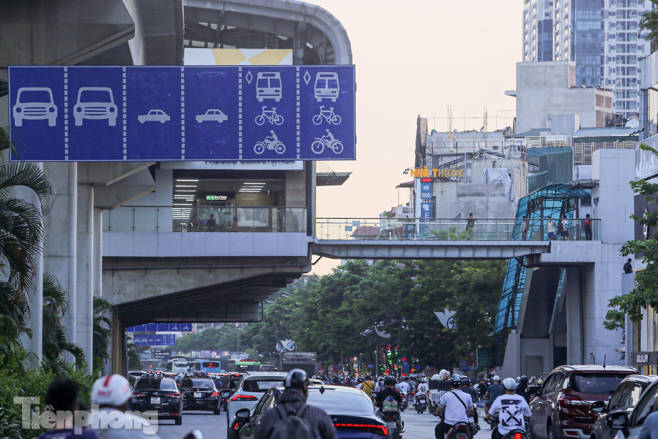 Theo phương án thí điểm trên đường Nguyễn Trãi (đoạn từ Ngã Tư Sở đến hầm chui Thanh Xuân) theo cả 2 chiều đường cho phép xe máy - xe thô sơ - xe buýt được phép hoạt động cả 2 làn sát vỉa hè, còn ô tô được phép hoạt động 3 - 4 làn sát dải phân cách. Việc điều chỉnh phân làn phương tiện bằng dải phân cách cứng (mũi tên phản quang, trụ chống va xô (bằng lốp), hàng rào di động...) kết hợp điều chỉnh hệ thống biển báo, sơn kẻ.