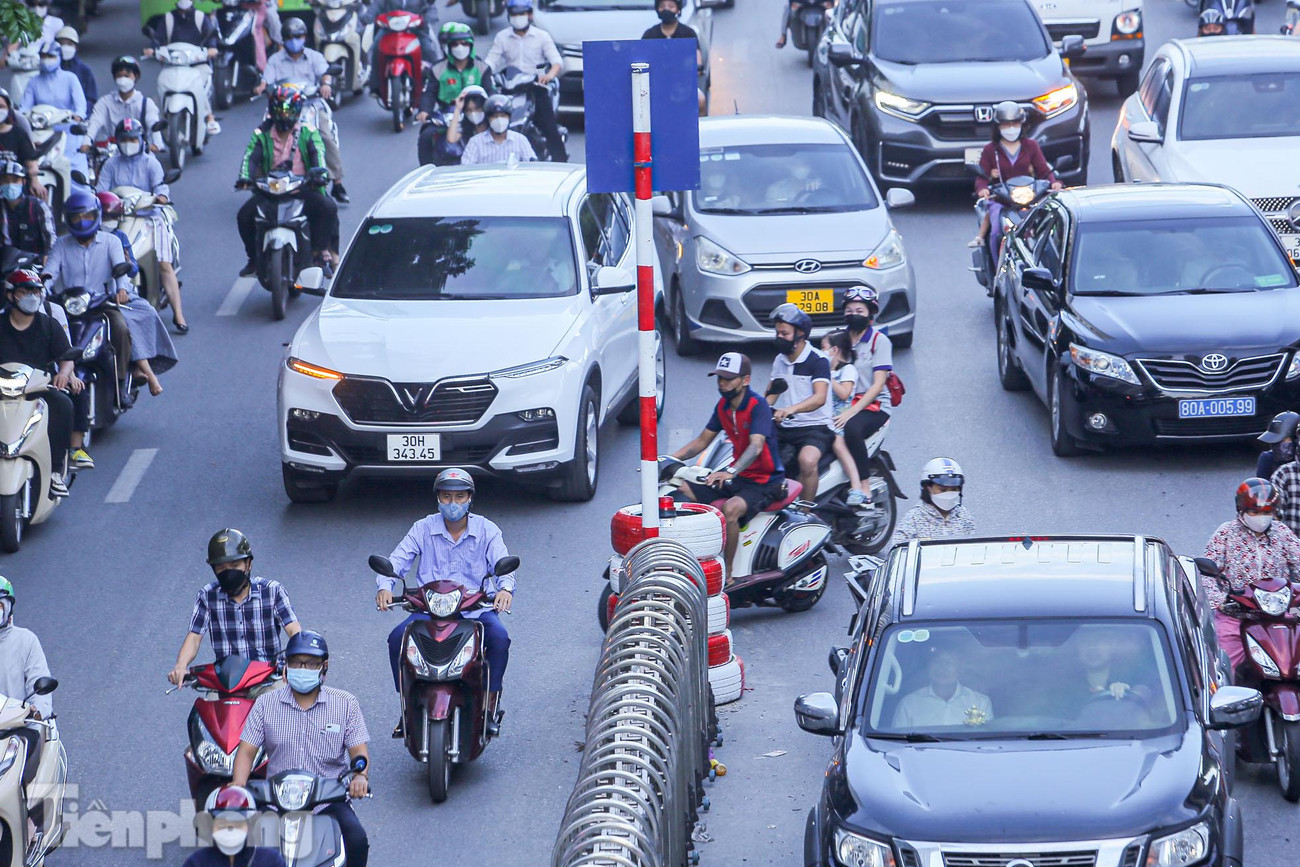 Người điều khiển xe máy chuyển vào đúng phần làn đường sau khi đi "nhầm" sang làn ô tô.