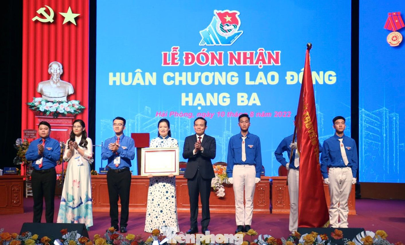 Thừa ủy quyền của Chủ tịch nước, ông Trần Lưu Quang - Bí thư Thành ủy Hải Phòng trao tặng Huân chương Lao động hạng Ba cho Đoàn TNCS Hồ Chí Minh Thành phố Hải Phòng Thừa ủy quyền của Chủ tịch nước, ông Trần Lưu Quang - Bí thư Thành ủy Hải Phòng trao tặng Huân chương Lao động hạng Ba cho Đoàn TNCS Hồ Chí Minh Thành phố Hải Phòng