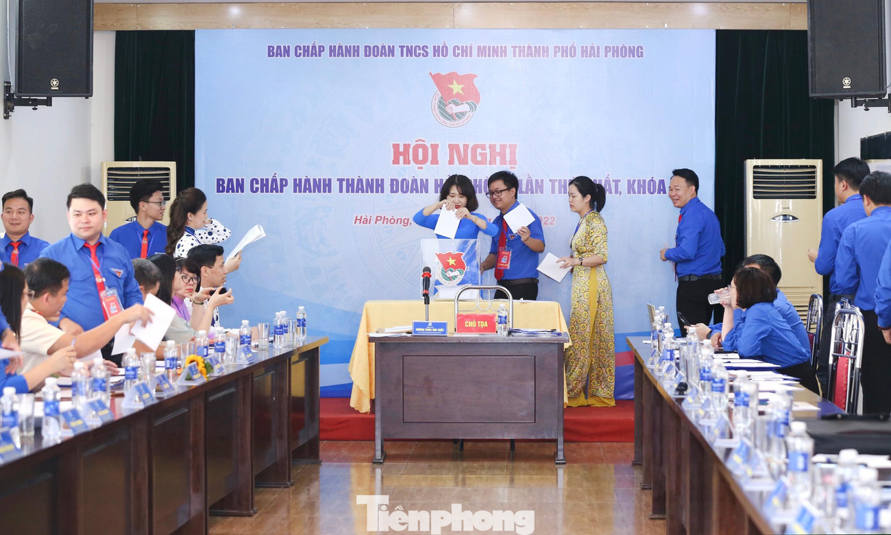 Hội nghị bầu 3 Phó Bí thư Thành Đoàn Hải Phòng khóa XIV gồm: anh Lê Khắc Nguyên Anh, chị Nguyễn Thị Thủy và anh Nguyễn Văn Hiếu.
