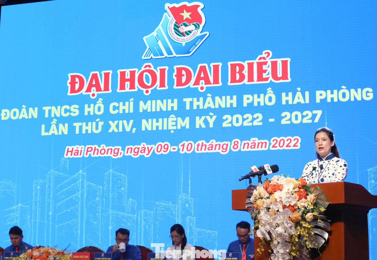 Chị Vương Toàn Thu Thủy - Bí thư Thành Đoàn Hải Phòng trình bày tóm tắt dự thảo Báo cáo chính trị của BCH khóa XIII tại Đại hội. Chị Vương Toàn Thu Thủy - Bí thư Thành Đoàn Hải Phòng trình bày tóm tắt dự thảo Báo cáo chính trị của BCH khóa XIII tại Đại hội.