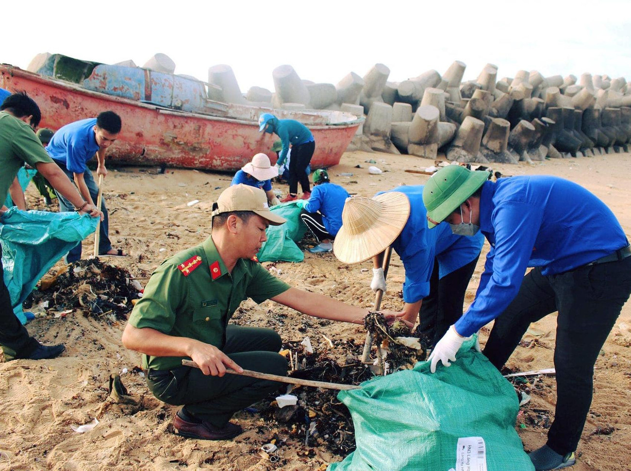 Đoàn viên thanh niên Hải Phòng dọn sạch bãi biển. Đoàn viên thanh niên Hải Phòng dọn sạch bãi biển.