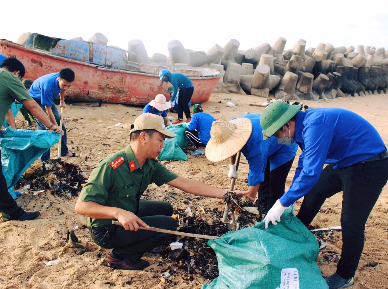 Đoàn viên thanh niên Hải Phòng dọn sạch bãi biển.