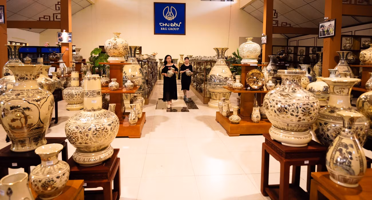 Ðịa danh Nam Sách Châu cho ta biết nơi chế tạo (phủ Nam Sách tỉnh Hải Dương), và chữ Thái Hòa bát niên cho ta biết năm chế tạo (1450 năm Thái Hòa thứ tám, đời vua Lê Nhân Tông). Từ đây những nhà khảo cổ mới hướng về Nam Sách. Đến năm 1983 ở làng Chu Ðậu, dưới vườn nhà một nông dân, người ta đào được các di tích lò gốm và tìm thấy cả một nền đồ gốm rực rỡ, thịnh vượng kéo dài 3, 4 thế kỷ, mà trung tâm là huyện Nam Sách, tỉnh Hải Dương ngày nay. Ngoài ra, các nhà khảo cổ còn khai quật được những sản phẩm gốm Chu Đậu nằm sâu dưới vùng biển ngoài khơi Cù Lao Chàm hơn 400 năm mà vẫn nguyên vẹn các họa tiết dù bị tác động và bị bào mòn bởi nước muối mặn cùng các loại sinh vật biển. Ðịa danh Nam Sách Châu cho ta biết nơi chế tạo (phủ Nam Sách tỉnh Hải Dương), và chữ Thái Hòa bát niên cho ta biết năm chế tạo (1450 năm Thái Hòa thứ tám, đời vua Lê Nhân Tông). Từ đây những nhà khảo cổ mới hướng về Nam Sách. Đến năm 1983 ở làng Chu Ðậu, dưới vườn nhà một nông dân, người ta đào được các di tích lò gốm và tìm thấy cả một nền đồ gốm rực rỡ, thịnh vượng kéo dài 3, 4 thế kỷ, mà trung tâm là huyện Nam Sách, tỉnh Hải Dương ngày nay. Ngoài ra, các nhà khảo cổ còn khai quật được những sản phẩm gốm Chu Đậu nằm sâu dưới vùng biển ngoài khơi Cù Lao Chàm hơn 400 năm mà vẫn nguyên vẹn các họa tiết dù bị tác động và bị bào mòn bởi nước muối mặn cùng các loại sinh vật biển.