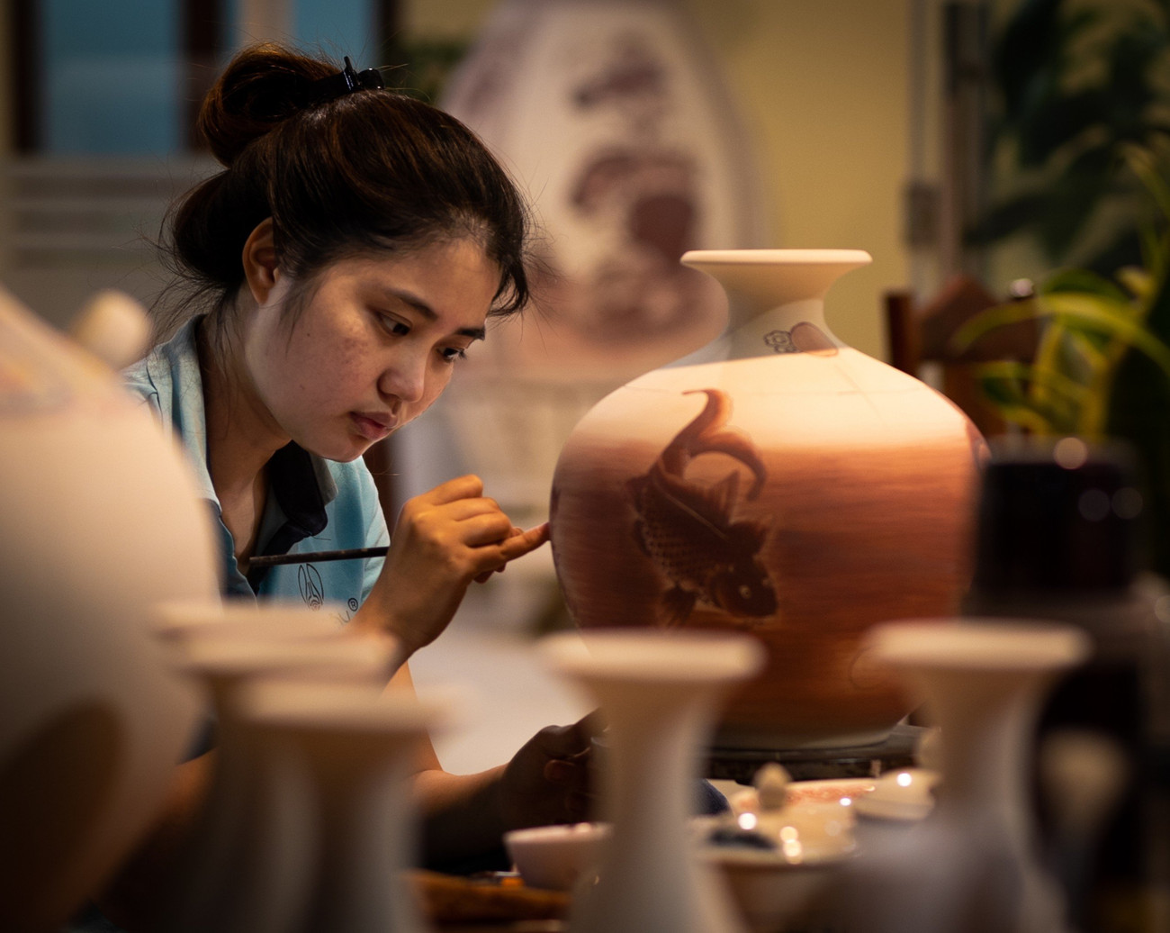 Các sản phẩm gốm của làng Chu Đậu đều được làm thủ công, từ khâu nặn, đúc gốm cho đến khâu vẽ và trang trí hoa văn đều được những người thợ gốm tài hoa của làng nghề thực hiện, chính vì vậy, gốm khi ra lò luôn chất lượng và có những đặc điểm riêng phân biệt với gốm sứ ở những nơi khác.