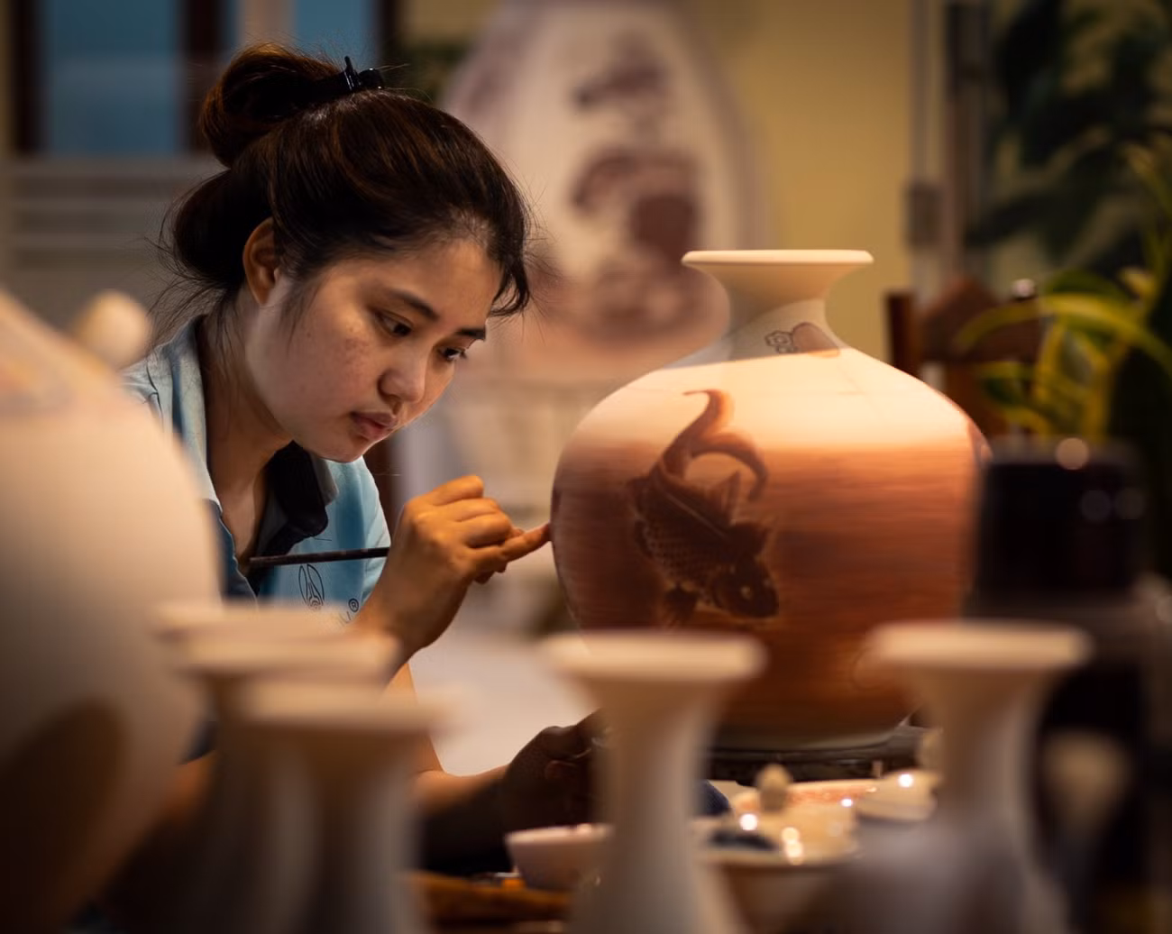 Các sản phẩm gốm của làng Chu Đậu đều được làm thủ công, từ khâu nặn, đúc gốm cho đến khâu vẽ và trang trí hoa văn đều được những người thợ gốm tài hoa của làng nghề thực hiện, chính vì vậy, gốm khi ra lò luôn chất lượng và có những đặc điểm riêng phân biệt với gốm sứ ở những nơi khác. Các sản phẩm gốm của làng Chu Đậu đều được làm thủ công, từ khâu nặn, đúc gốm cho đến khâu vẽ và trang trí hoa văn đều được những người thợ gốm tài hoa của làng nghề thực hiện, chính vì vậy, gốm khi ra lò luôn chất lượng và có những đặc điểm riêng phân biệt với gốm sứ ở những nơi khác.