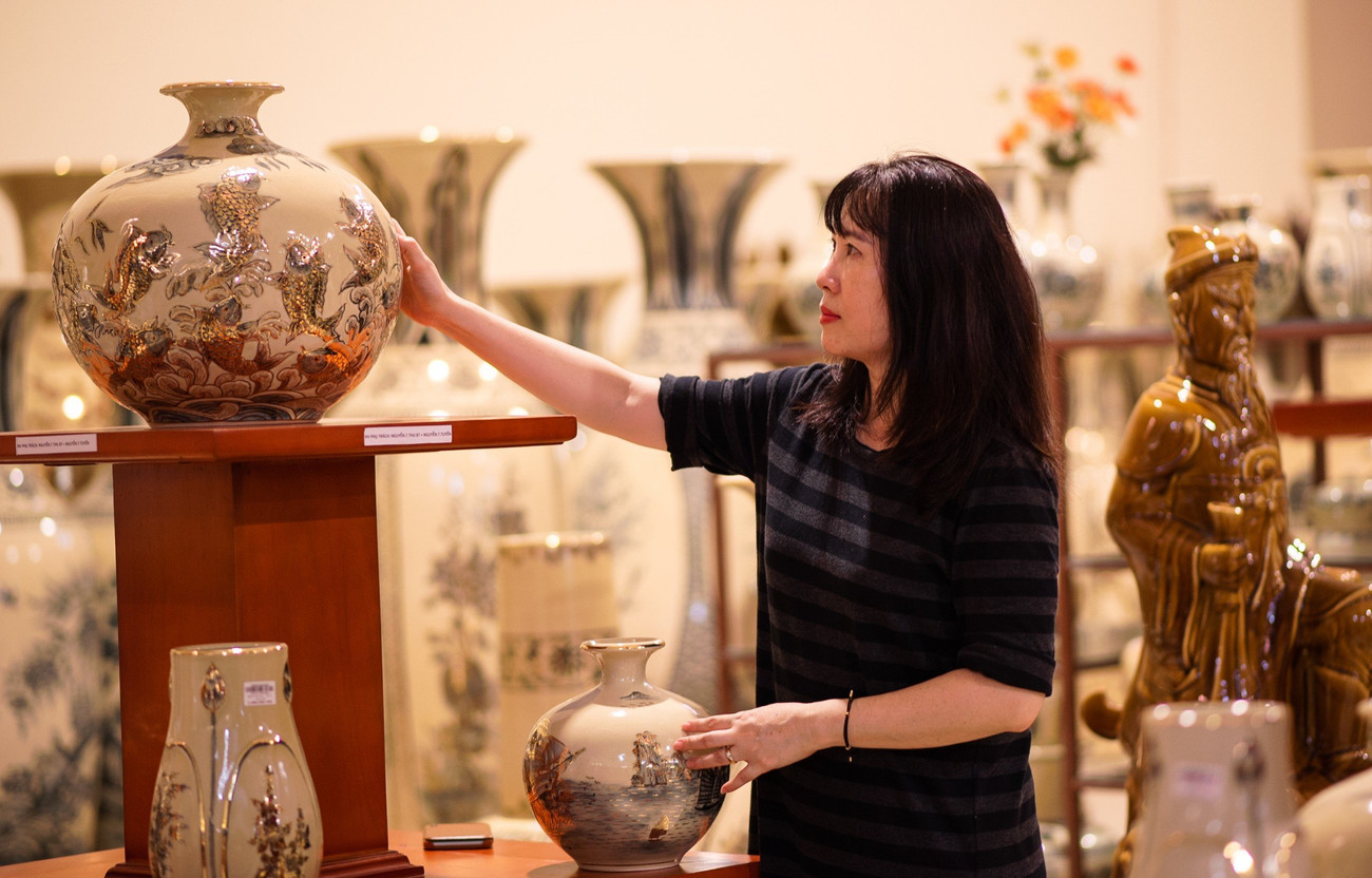 Cuối thế kỷ 14, là thời kỳ phát triển cao nhất của đồ gốm Việt Nam, với nhiều loại men và hoa văn độc đáo. Tiếc thay, nền kỹ thuật và mỹ thuật này đã tàn lụi vào đầu thế kỷ 17. Không ai biết đến gốm Chu Ðậu cho đến khi ông Makato Anabuki nguyên Bí thư Đại sứ quán Nhật Bản tại Việt Nam trông thấy một bình cao cổ men trắng xanh, hoa văn cánh sen và hoa mẫu đơn, với câu “Thái Hoà bát niên. Nam Sách châu, tượng nhân Bùi Thị Hý bút” (nghĩa là: ở phủ Nam Sách, năm Thái Hòa thứ tám, bà họa sĩ họ Bùi vẽ chơi), ở viện bảo tàng Topkapi Saray Museum (Istanbul, Turkey).