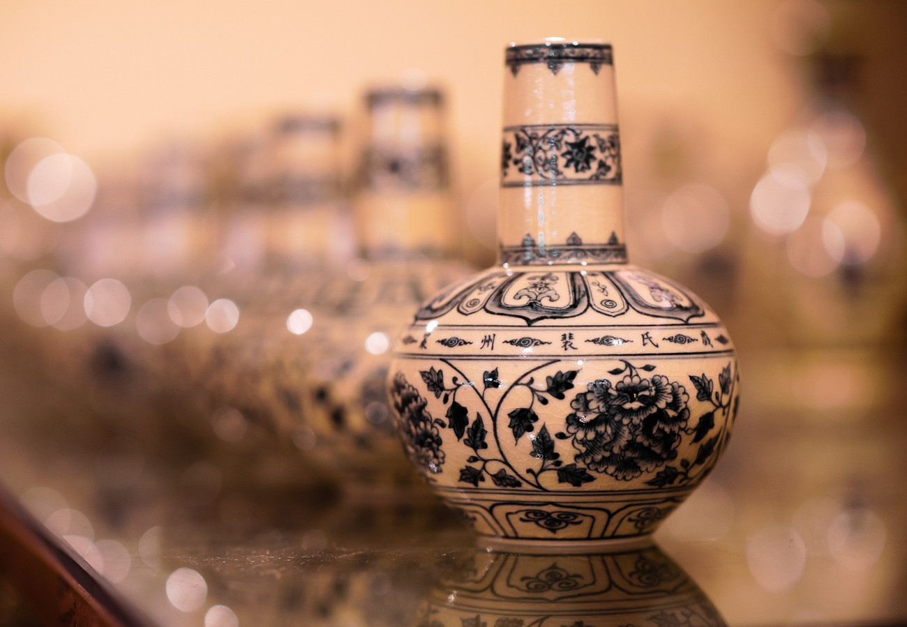 Phong cách chủ đạo của gốm Chu Đậu thường được trang trí theo 3 phần: Phần miệng bình được trang trí dấu triện hoặc họa tiết tượng trưng cho vương miện cao quý thể hiện uy quyền. Phần thân bình được trang trí các họa tiết đẹp như phong cảnh làng quê Việt hoặc hình hoa cúc đại đóa thể hiện sự quang minh chính đại. Phần chân bình là họa tiết cánh sen cách điệu thể hiện văn hóa tín ngưỡng phồn thịnh của người Việt.