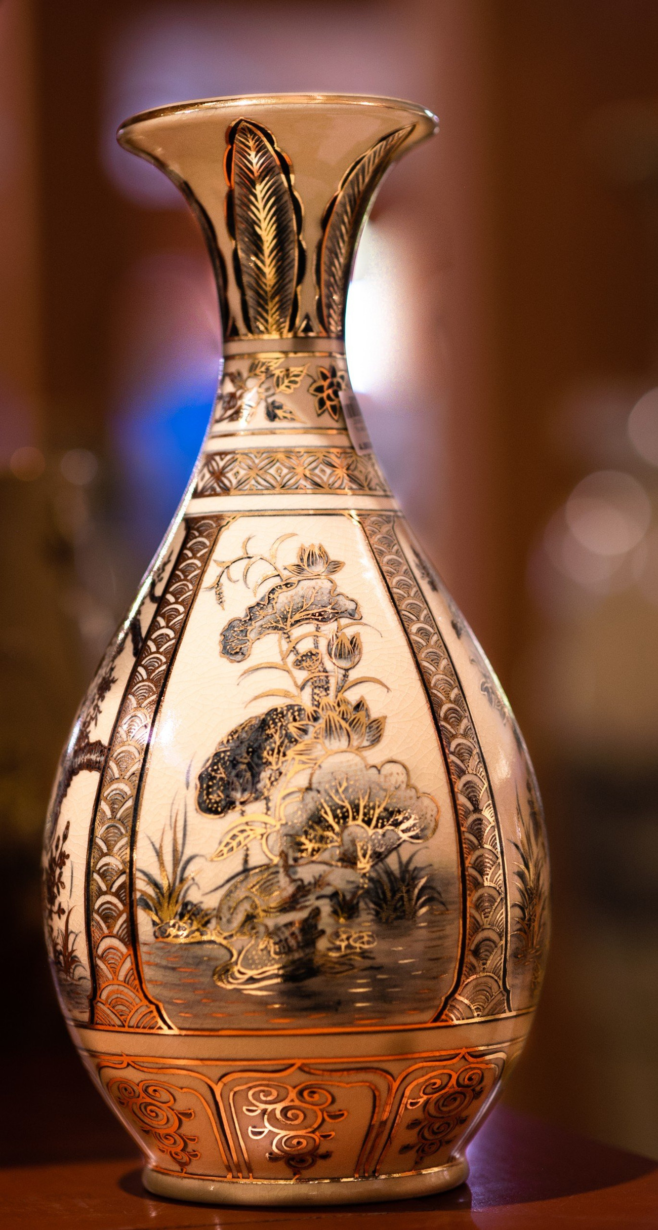 Ðồ gốm Chu Ðậu hình dáng thanh tao, nước men trong mà mỏng, hoa văn khắc họa hình ảnh đời sống thôn làng Việt Nam hoặc phong cảnh làng quê Việt Nam. Nét đặc trưng của gốm Chu Đậu được thể hiện ở kiểu dáng, màu men và các hoa văn họa tiết tinh xảo, phản ánh trung thực nền văn minh, bản sắc văn hóa thuần Việt. Không quá lời khi nói rằng gốm Chu Đậu chính là một trong những sản phẩm mang đậm tinh hoa văn hóa dân tộc Việt Nam.