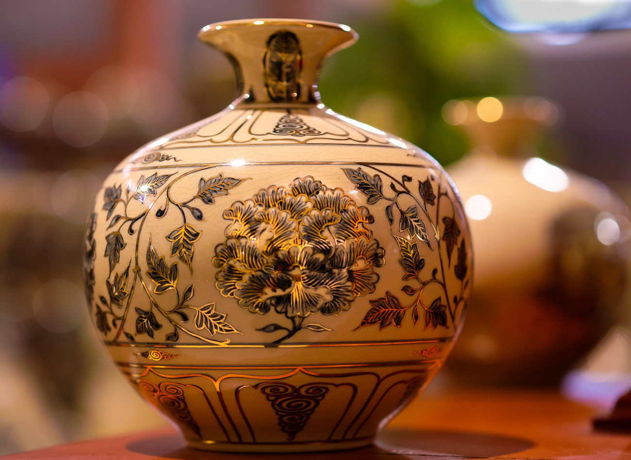 Những phát hiện về đồ gốm Chu Đậu ở hầu khắp các di chỉ khảo cổ học trong nước, và nhiều địa điểm khảo cổ học ở các nước như Thái Lan, Philippines, Indonesia, Malaysia và Nhật Bản, xa hơn là Cairo (Ai Cập)… và hiện gốm cổ Chu Đậu được trưng bày tại 46 bảo tàng danh tiếng tại 32 quốc gia trên thế giới. Điển hình nhất là chiếc bình hoa lam quý giá được coi là một trong bốn bảo vật quốc gia của Thổ Nhĩ Kỳ đang được lưu giữ ở Bảo tàng Hoàng gia Topkapi của Thổ Nhĩ Kỳ. Đó chính là lời khẳng định mạnh mẽ về vị thế của gốm Chu Đậu với sứ mệnh là một tặng phẩm quốc gia được các lãnh đạo sử dụng tặng các đối tác trong nhiều sự kiện ngoại giao