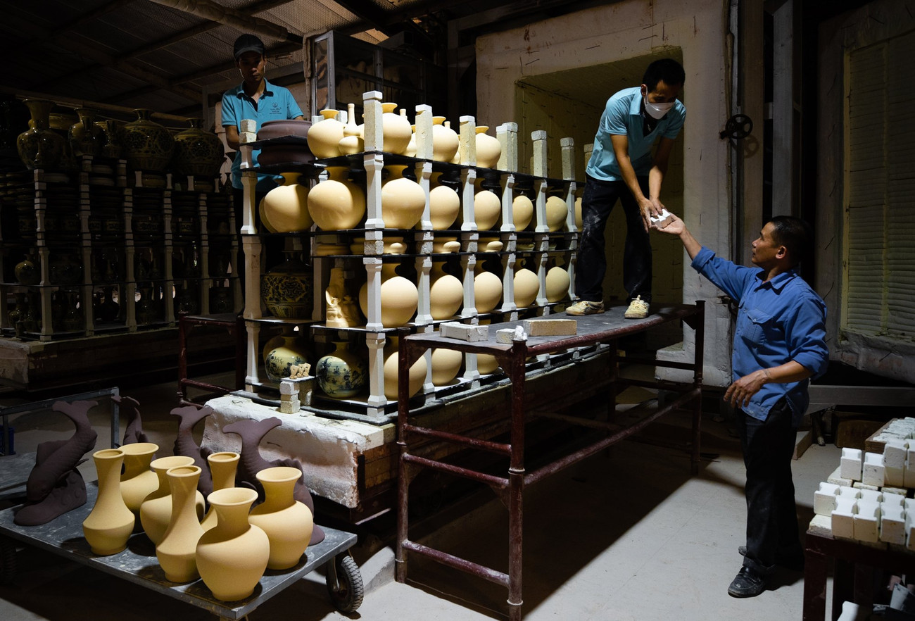 Từ thế kỷ XIII-XIV, người Chu Đậu đã biết dùng các loại nguyên liệu có sẵn để phục vụ cho việc sản xuất gốm sứ như dùng vỏ trấu, lá cây, thân cây làm men bảo vệ hoa văn, họa tiết sản phẩm. Qua quá trình lao động, sản xuất thực tiễn, người Chu Đậu xưa đã đúc kết ra cách thức dùng vỏ trấu (lúa nếp cái hoa vàng) - nguyên liệu tự nhiên sẵn có đốt lên làm men giúp cho sản phẩm bền, đẹp.