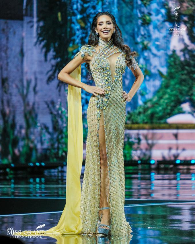 "Cường quốc sắc đẹp" Venezuela năm nay gửi đến một ứng viên nặng ký là người đẹp Vanessa Coello. Cô năm nay 25 tuổi, cao 1m78, có khả năng nói được tiếng Anh và Bồ Đào Nha.