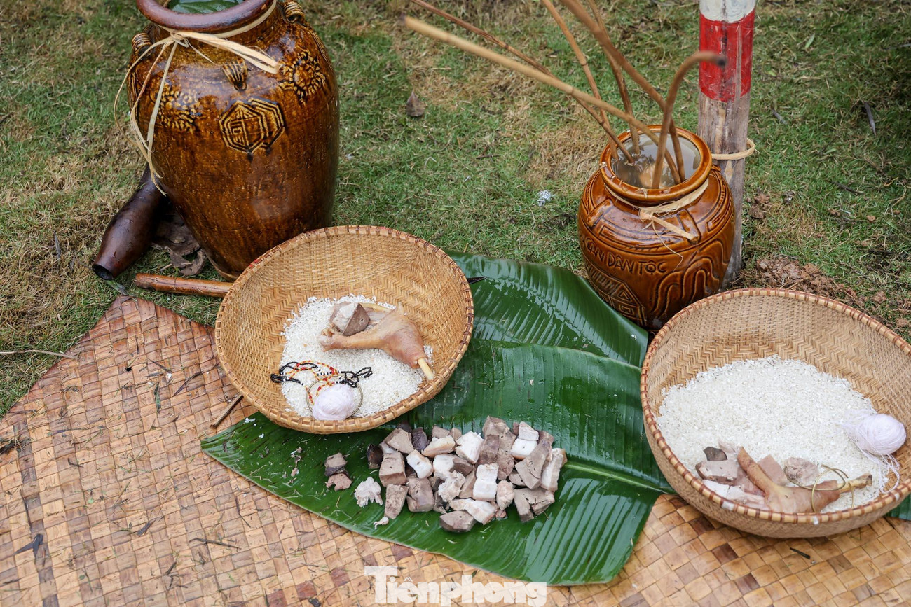 Vật phẩm trong lễ cưới bao gồm: một ché rượu cần, một con gà với bộ gan được luộc chín và một đĩa tiết sống.