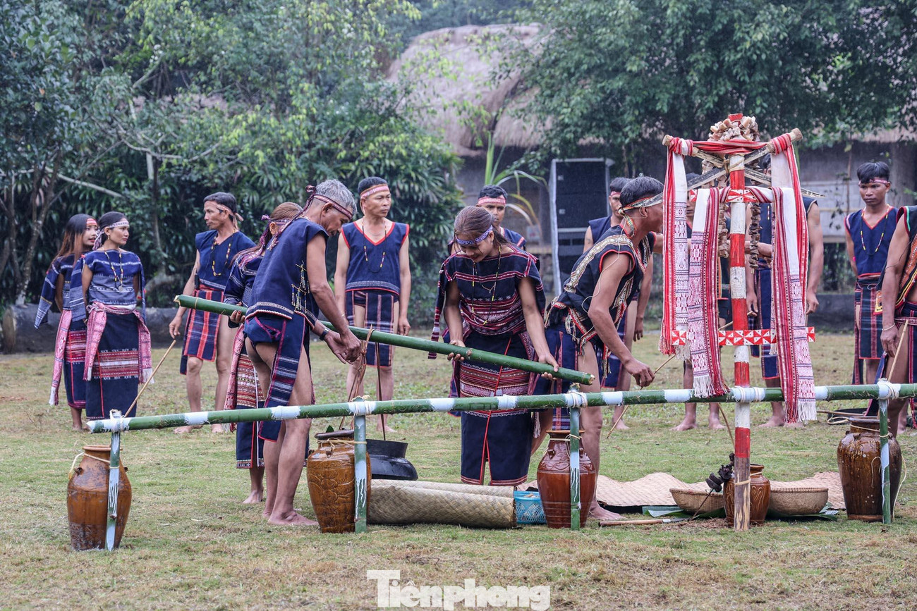 Phong tục cưới của người Ba Na (tỉnh Gia Lai) còn nhiều nét nguyên sơ và mang đậm tính nhân văn. Trải qua nhiều giai đoạn phát triển, người Ba Na vẫn tồn tại chế độ một vợ, một chồng bền vững.