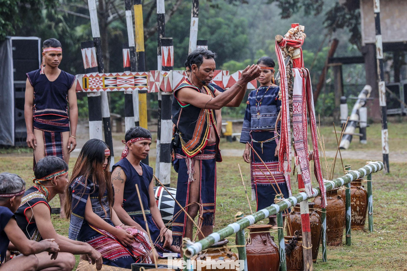 Trong lễ cưới bắt buộc phải có một người mai mối, người này sẽ kiểm tra mối quan hệ của đôi trai gái có họ hàng hay không, đã đủ tuổi chưa, rồi rủ thêm người trong làng cùng mai mối cho đôi trai gái. Ông mai mối đọc lời thề nếu chàng trai bỏ cô gái hoặc ngược lại, sẽ phải đền một con trâu, một tạ heo và 50 ché rượu.