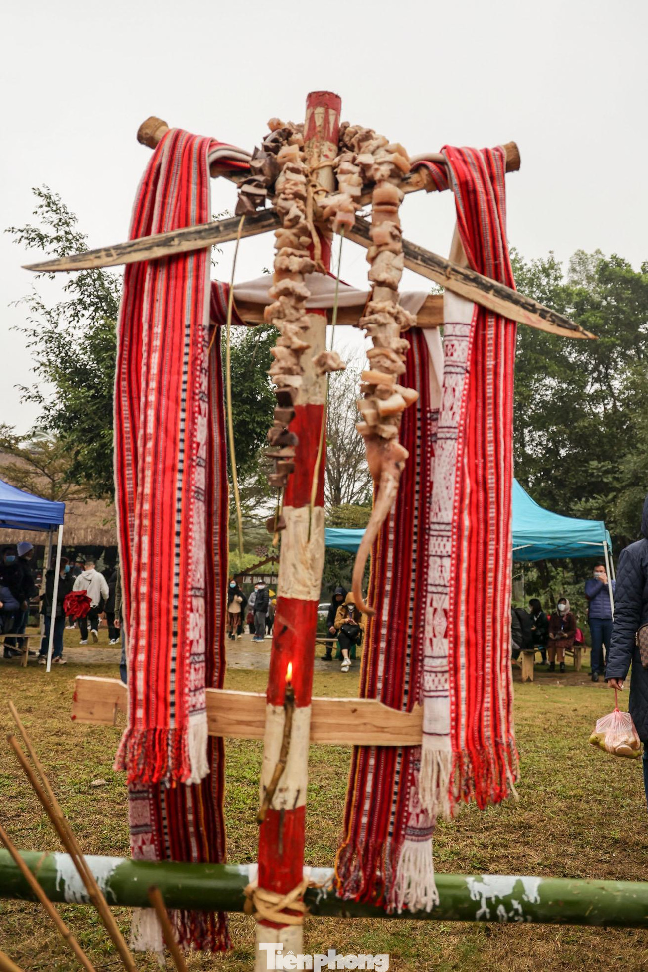 Thịt được luộc chín, xâu thành dây thịt treo trên cây cột làm lễ vật trong đám cưới của người Ba Na.