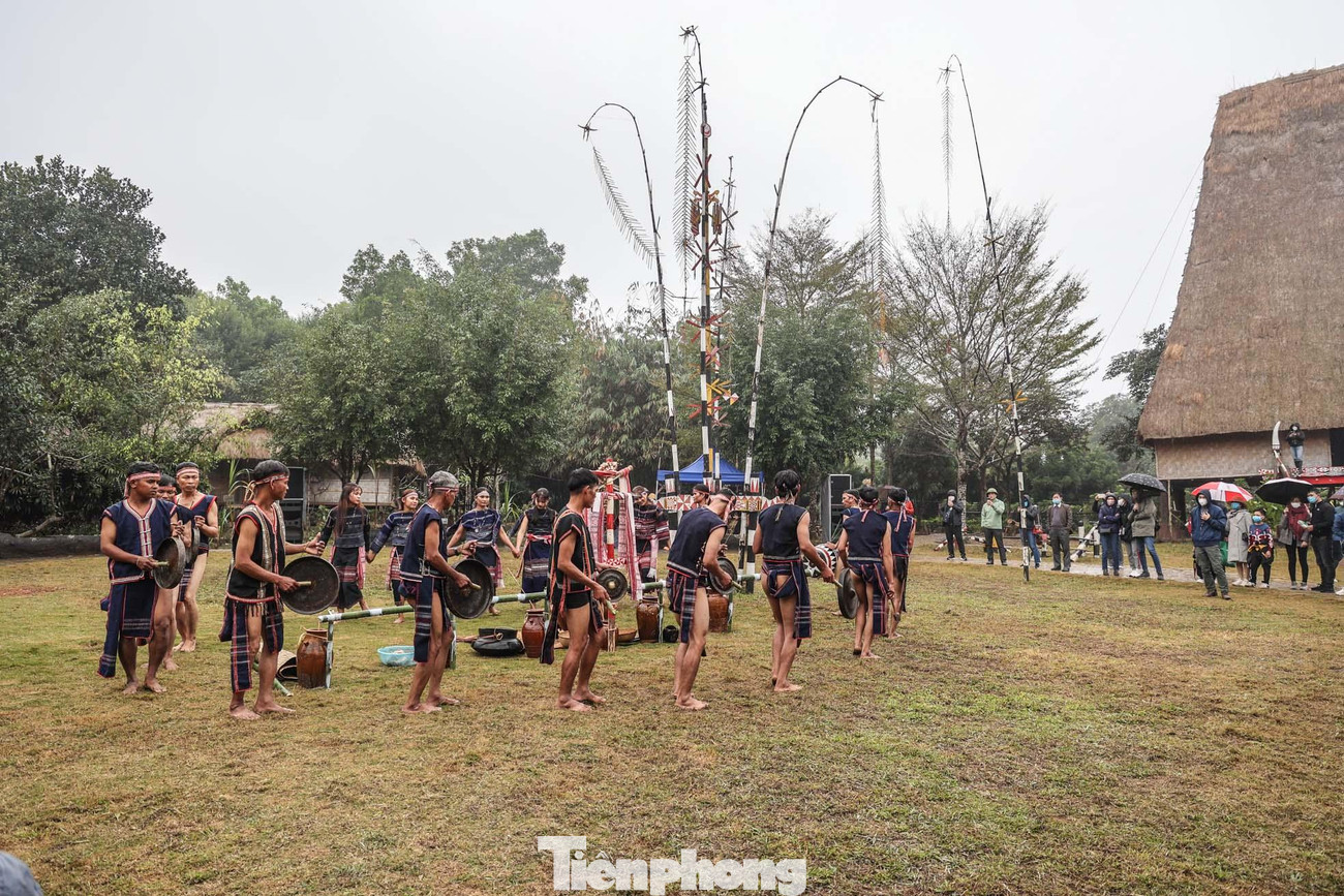 Ngày cưới của người Ba Na bao giờ cũng là ngày giữa tháng, ngày trăng tròn, ngày được coi là tốt nhất để tiến hành công việc trọng đại. Đám cưới diễn ra trọn một ngày và là ngày hội của làng.