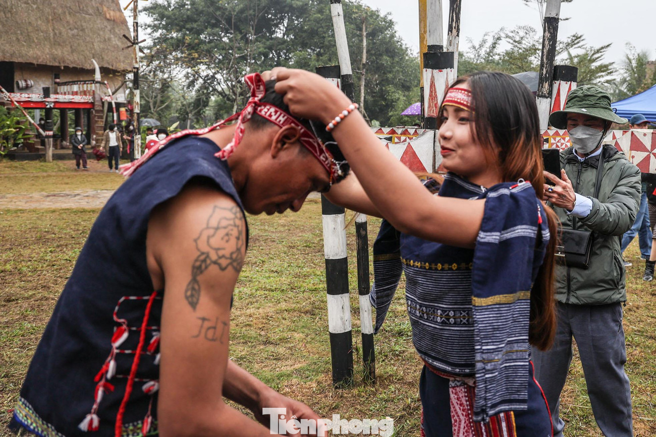 Nghi thức trao vòng trong đám cưới của tân lang, tân nương.