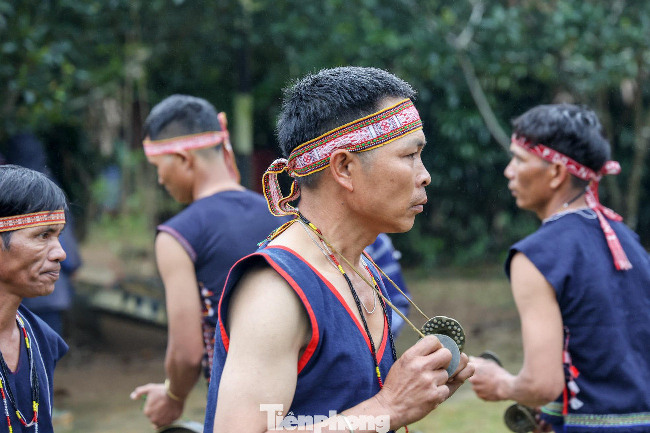 Sau hôn lễ ở nhà Rông, đám cưới được tiếp tục tại hai gia đình với sự tham gia, góp vui của toàn thể dân làng. Người ta quây quần bên các ché rượu cần. Thức ăn được bày lên những chiếc lá Pơ - pang đặt trên những tấm phên hay chiếc nong to.