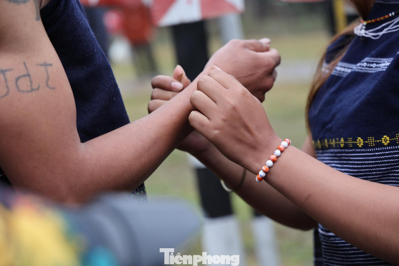 Người Ba Na rất kiêng sống độc thân, cho nên, trai khôn lấy vợ, gái lớn gả chồng. Xây dựng gia đình không chỉ là quyền lợi mà còn là trách nhiệm bắt buộc đối với các thành viên trong cộng đồng.