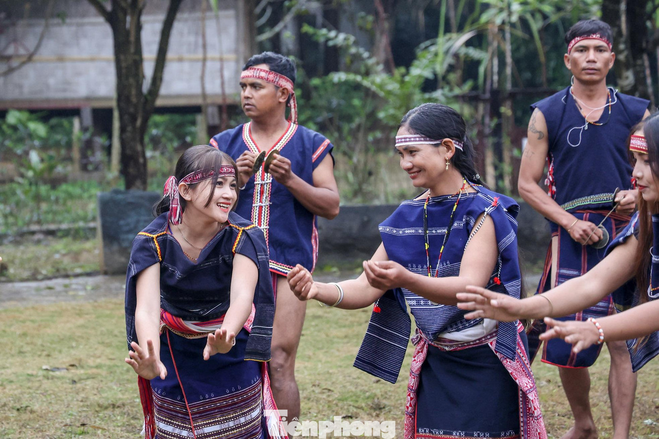 Lễ cưới kết thúc trong âm thanh rộn ràng của cồng chiêng, lời ca tiếng hát, những điệu múa dân gian đậm đà bản sắc của dân tộc Ba Na.